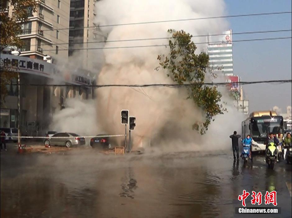 郑州热力管道爆管喷20米高水