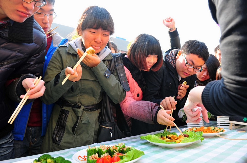 大学开昆虫宴吃光50斤虫子 